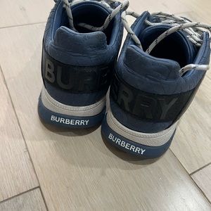 Burberry kids sneaker size 34